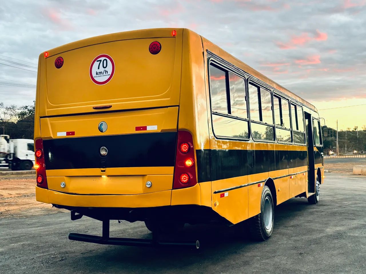 Ônibus escolar 