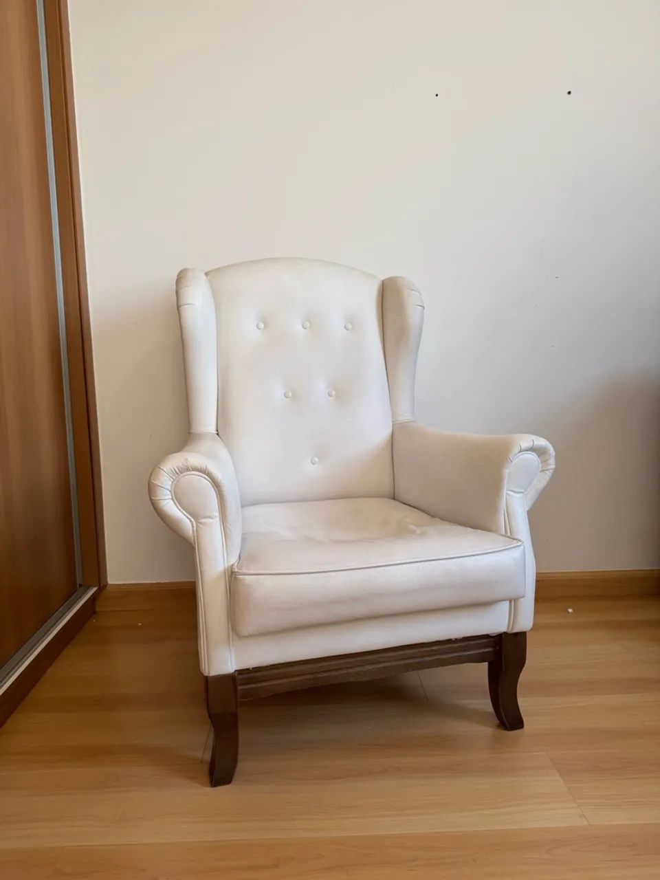 Poltrona clássica branca com pés de madeira 