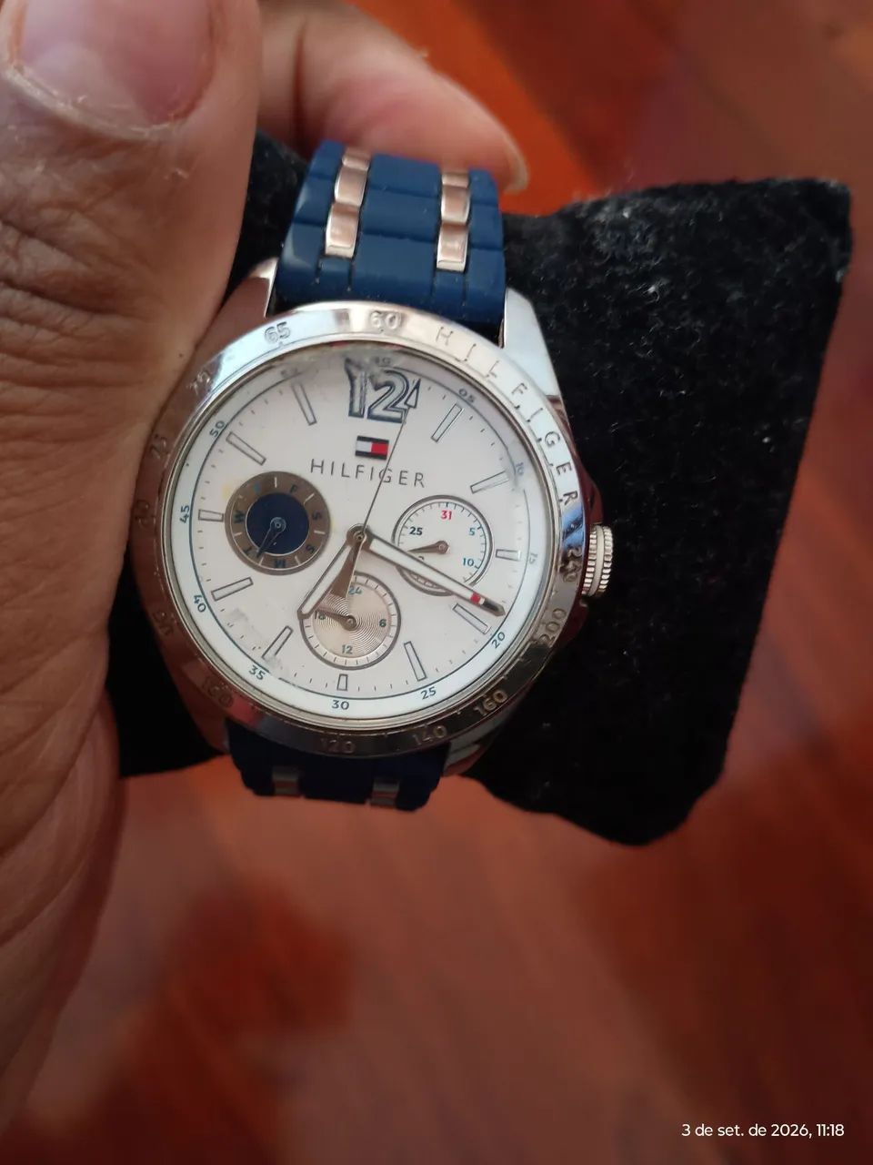Relógio feminino Hilfiger " usado" pulseira de borracha. Sem bateria. - Foto 2