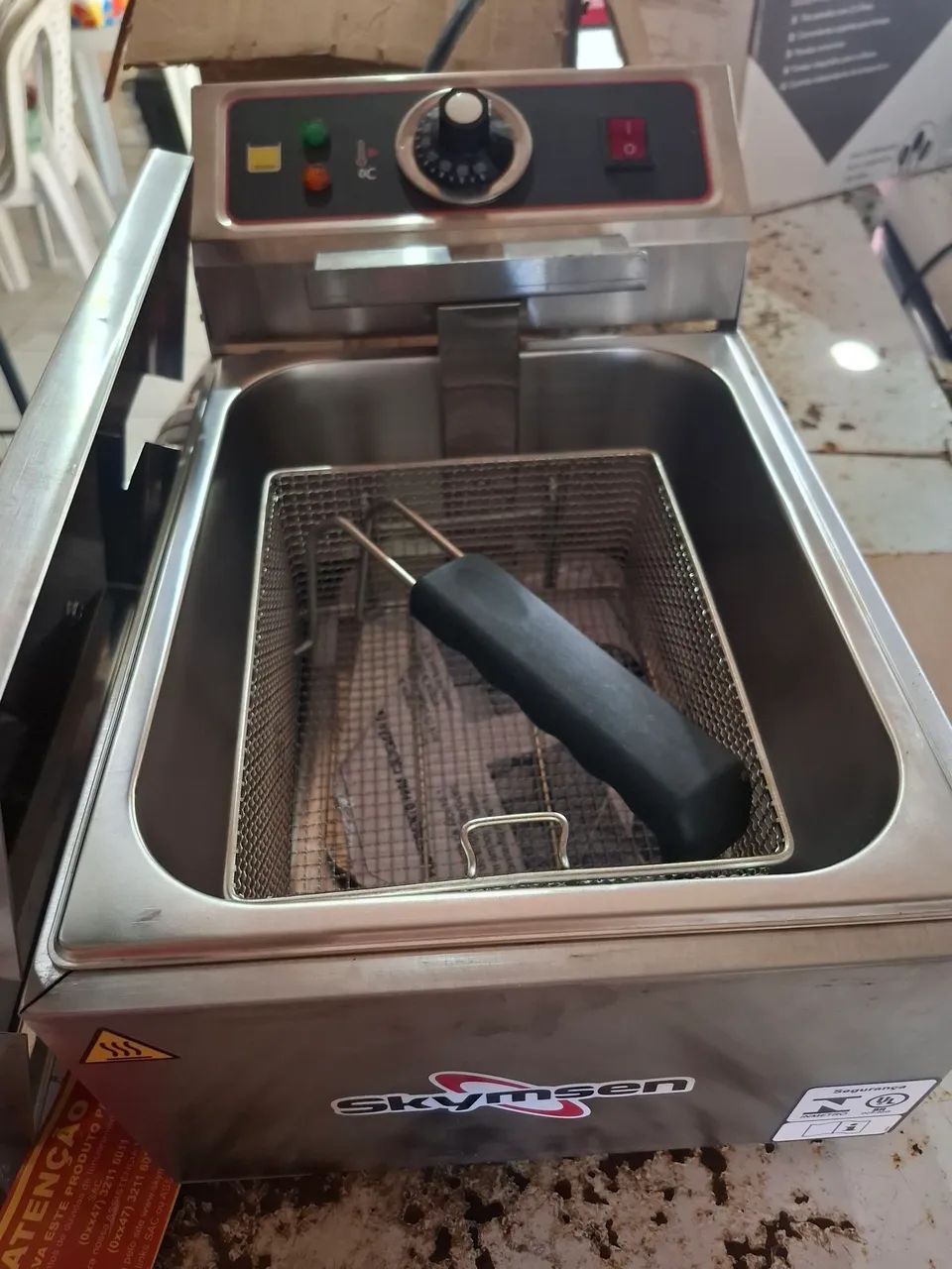 Vendo uma fritadeira eléctrica, nova na caixa, pronta prá usar,comprei  desistir négocio!