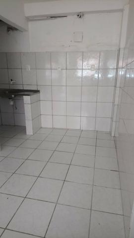 Alugo Casa 2/4 com garagem para motos Frente de Rua - Foto 2