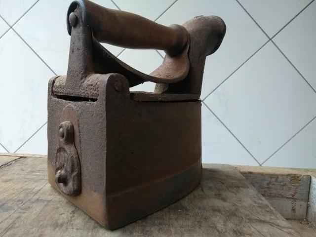 Ferro de passar roupas a carvão - Foto 2