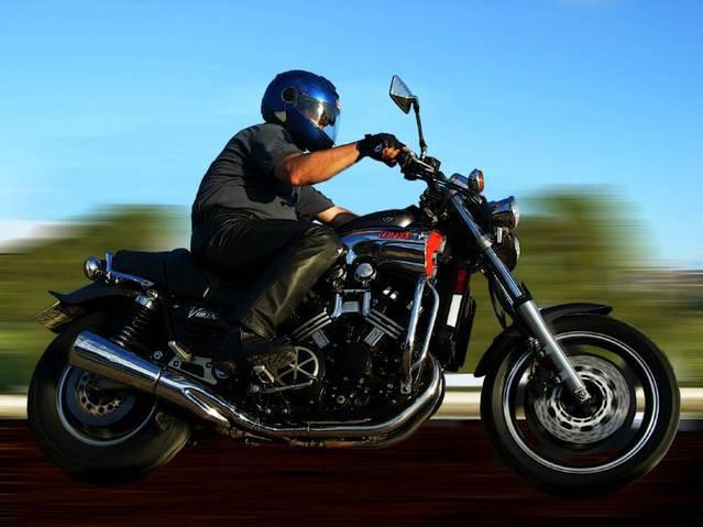 Precisa-se de motoqueiro leia o anúncio