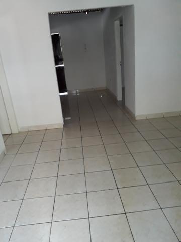 Alugo uma casa 1 °andar valor 500 reais