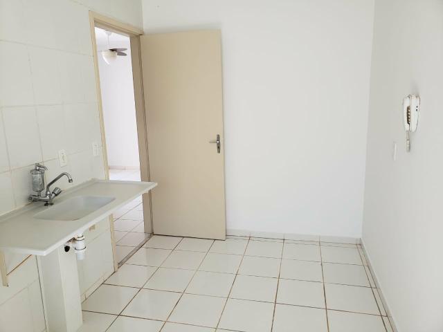 APTO 2 qtos sacada, 3° Andar cond monte carlo - Foto 16