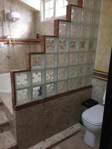 Casa Moderna de 5 quartos sendo quatro suítes toda no Blindex e porcelanato - Foto 11