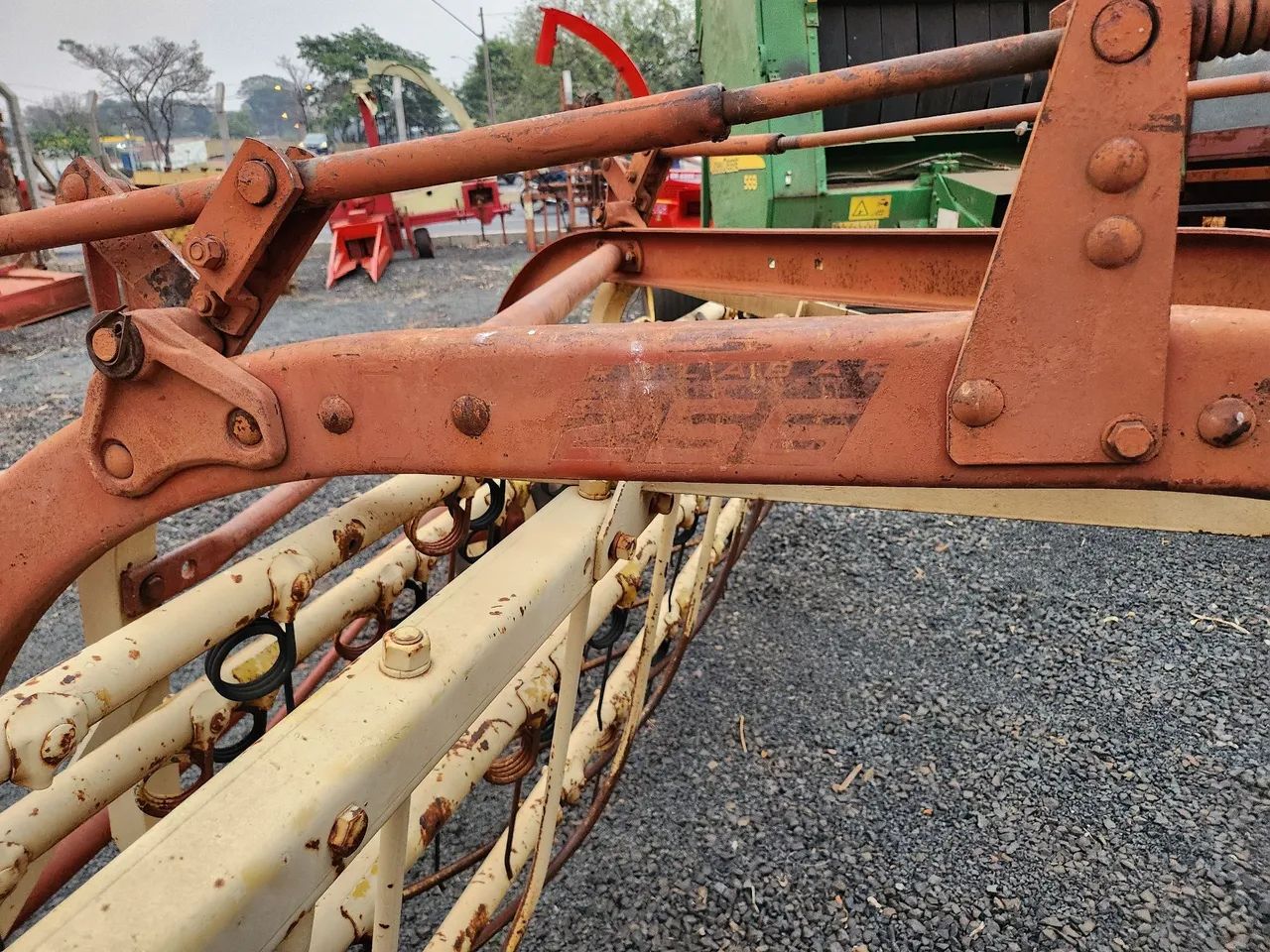 Ancinho enleirador de feno New Holland  - Foto 4