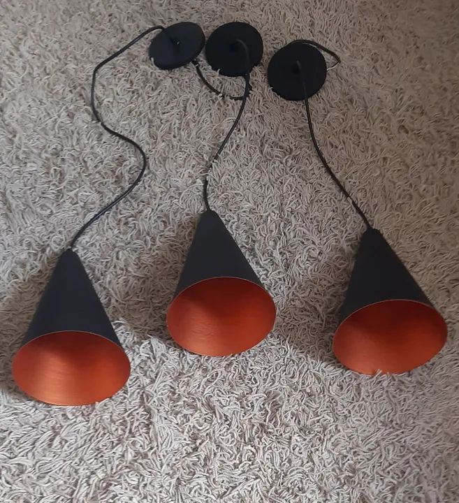 3 Pendentes Conicos Pretos com Interior Laranja