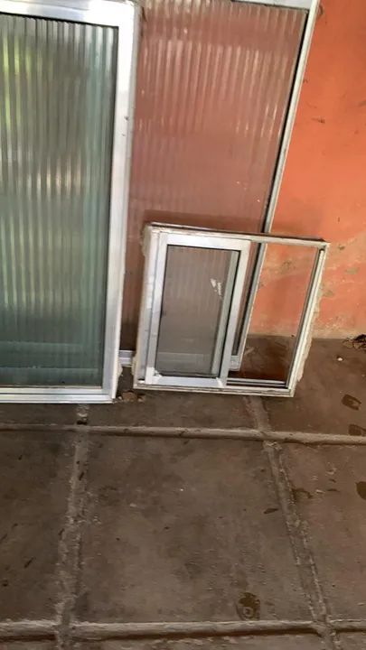 Vendo 01 Janela e 01 Porta em aluminio no precinho pra vender logo! - Foto 2