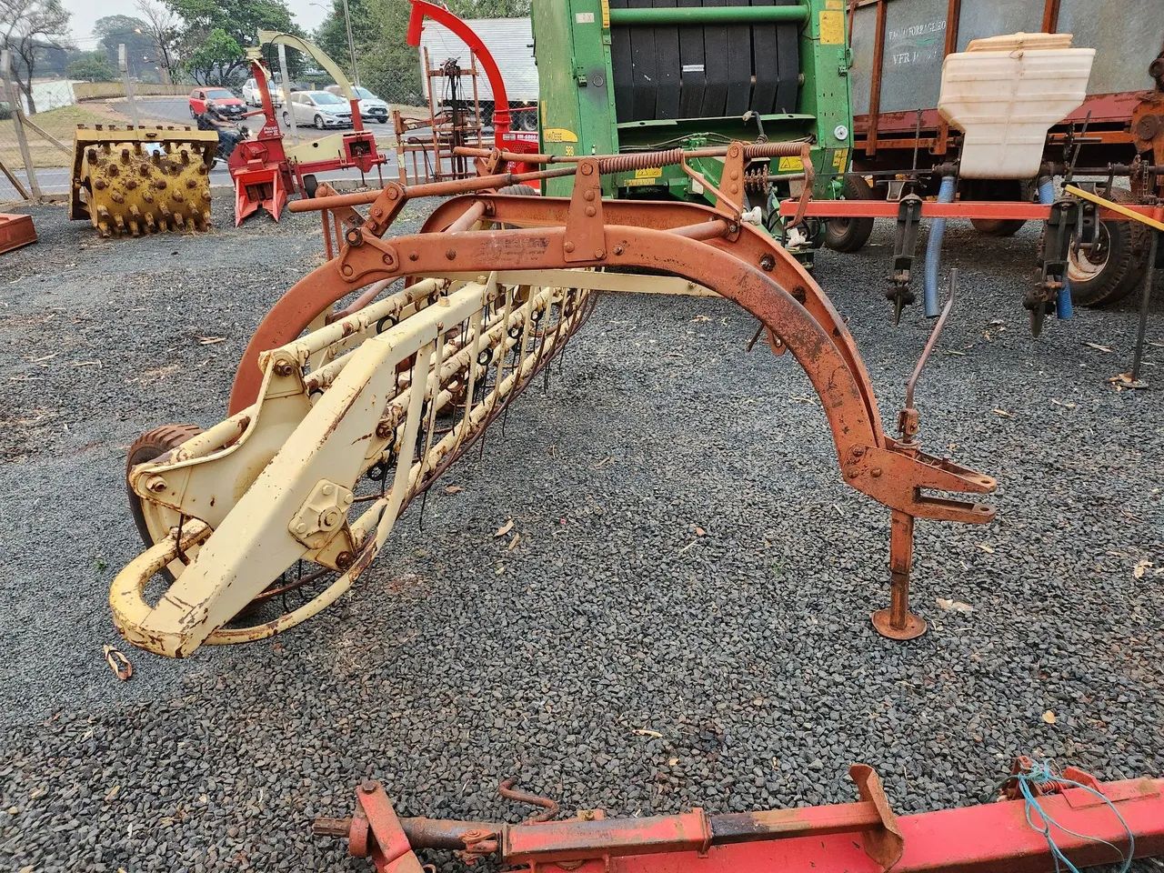 Ancinho enleirador de feno New Holland  - Foto 3