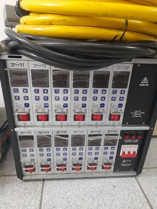 Controlador de temperarura com 12 zonas de aquecimento.