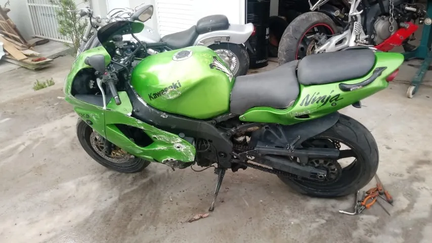 Sucata de moto para retirada de peças Kawasaki zx7 2001 - Peças