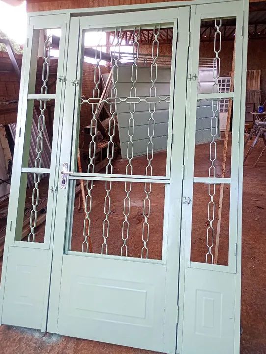 Porta de aço com grade - nova