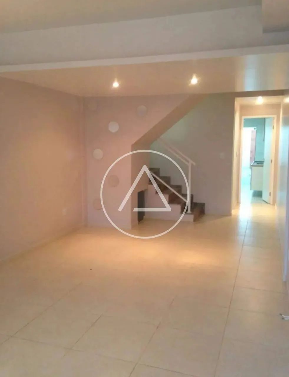 Atlântica Imóveis tem excelente casa espaçosa com 3 quartos, sendo 1 suíte  conforto e pra - Foto 2