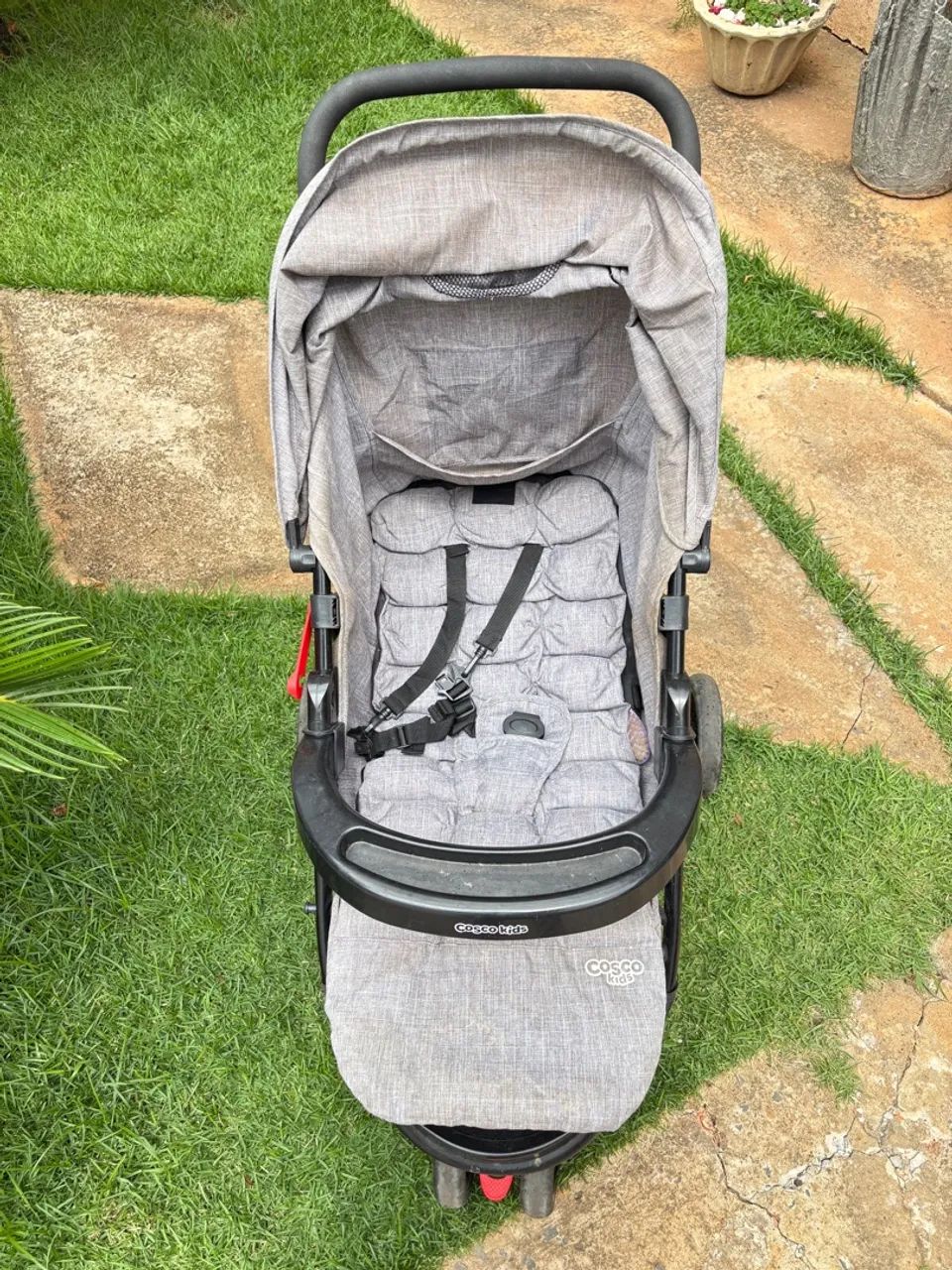 Carrinho de Bebê Toffy Cinza semi novo