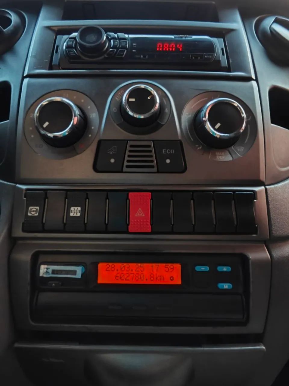 Caminhão Iveco Daily 70C17 2014 (Motor Novo 40.000 km) - Foto 13