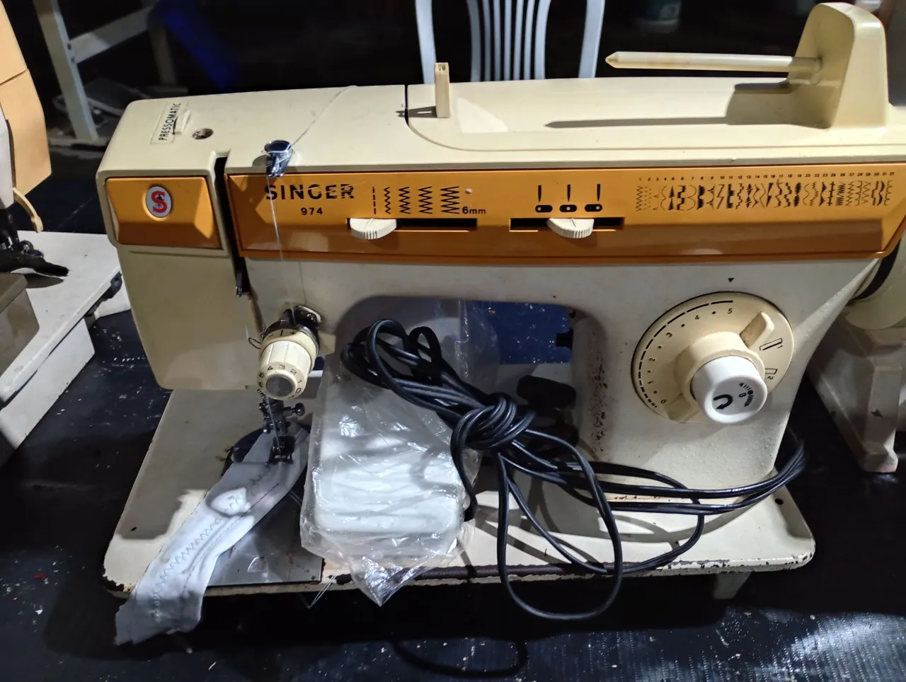 Máquina de Costura Singer 974 com lâmpada