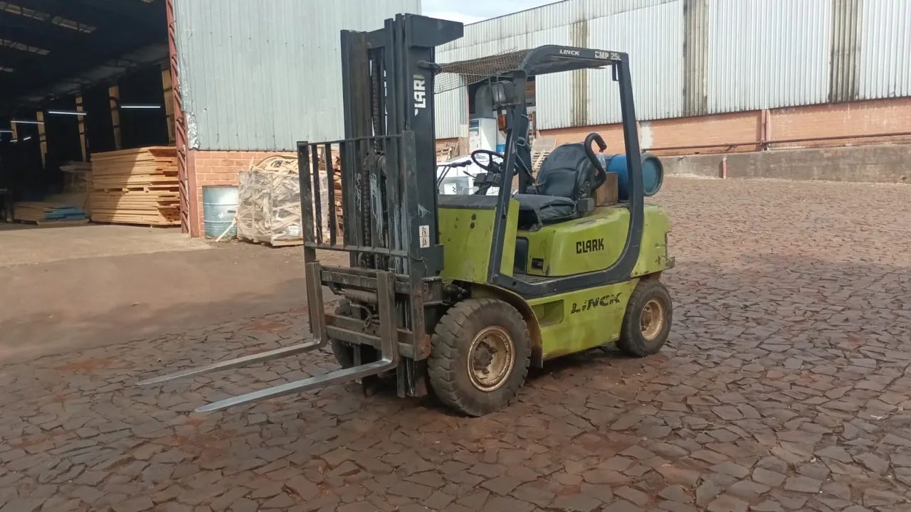 Empilhadeira Clark 2,5ton