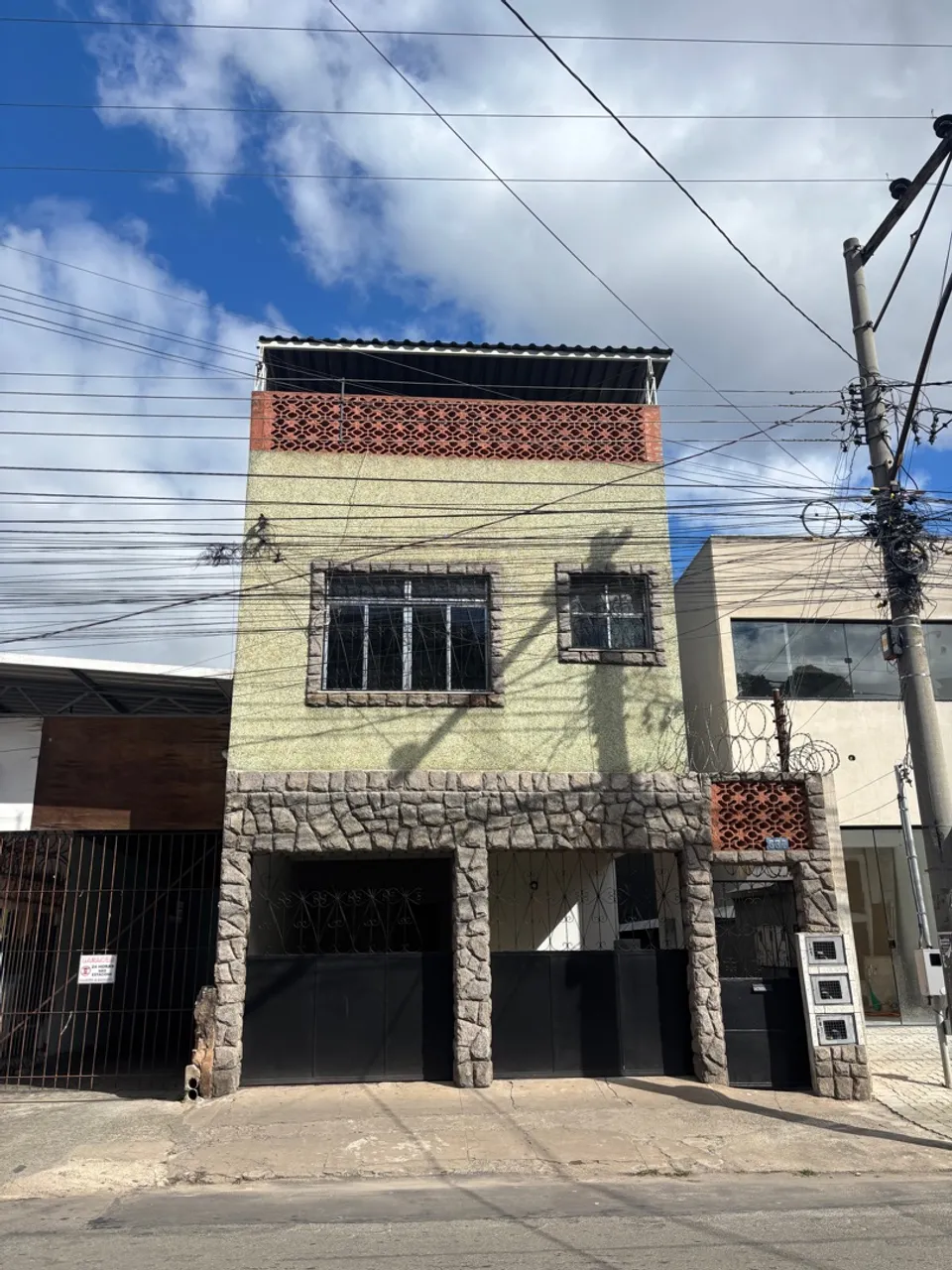 Alugo excelente casa ampla e ensolarada na av 7 sete 