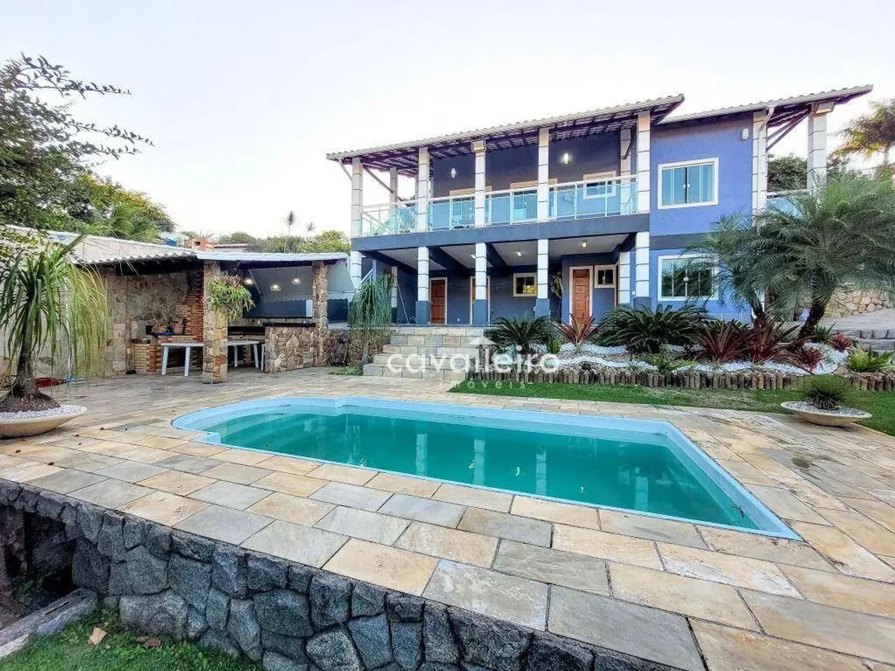 CASA NO FLAMENGO, C/ PISCINA, ÁREA GOURMET & 4 QUARTOS EM TERRENO COM 840m². MARICÁ-RJ