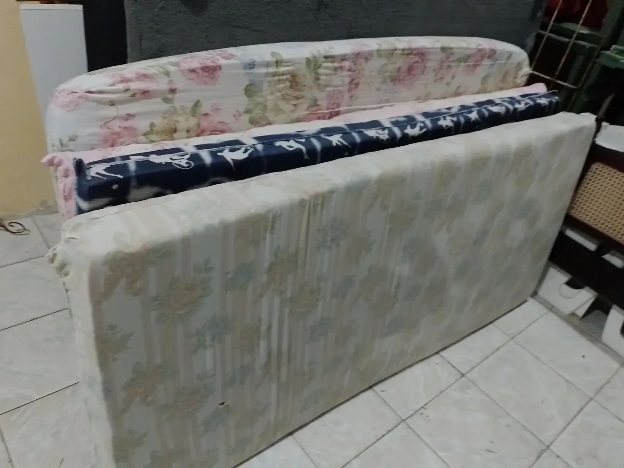 Colchão de solteiro  4 unidades 85$ cada .