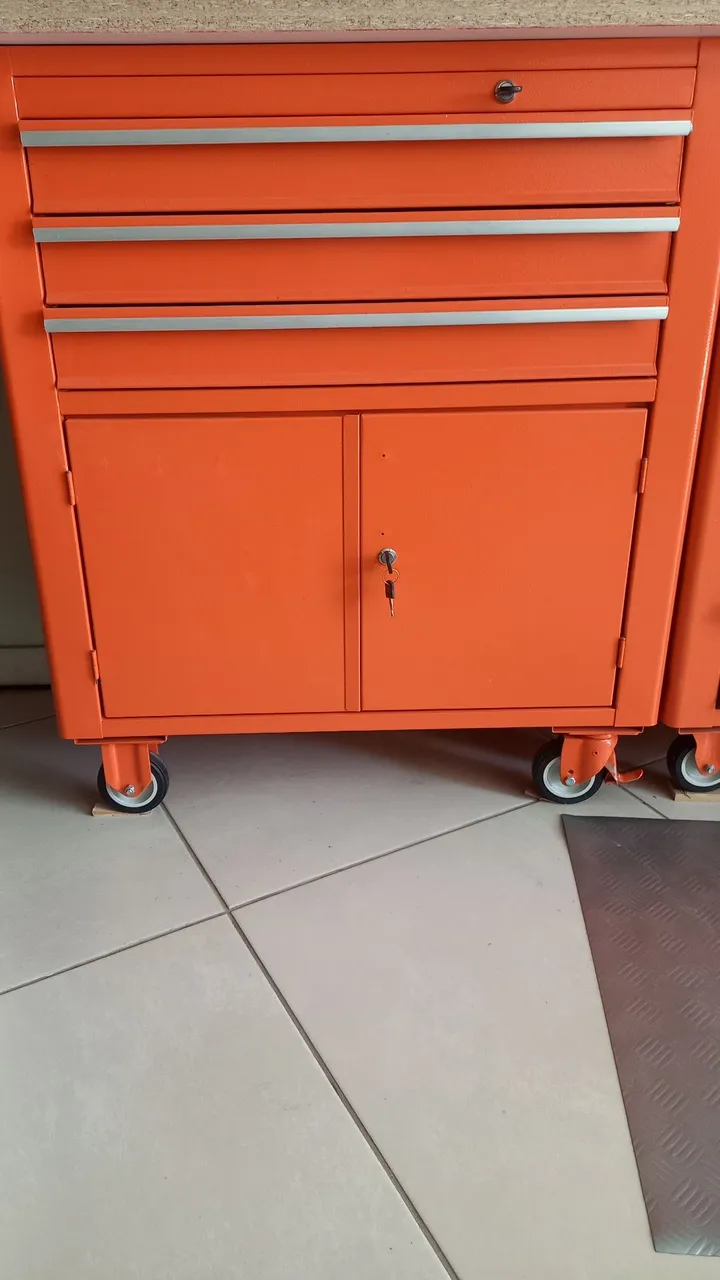 Armário de ferramentas com gavetas e portas