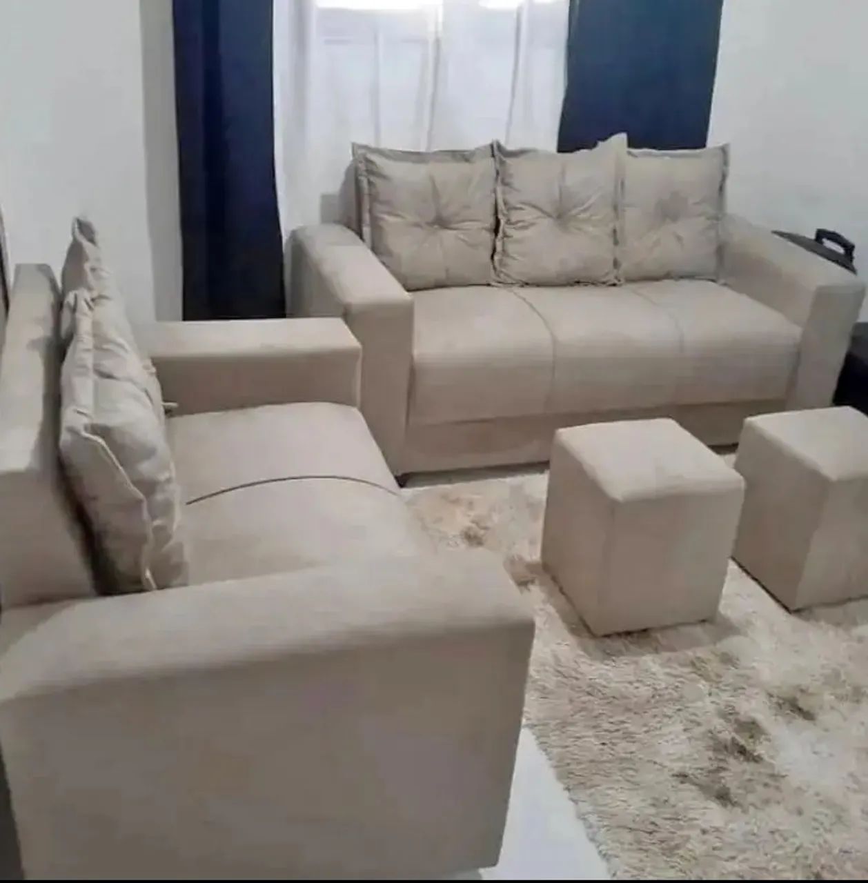 Sofá 3 e 2 Lugares acompanha 2 puffs 64308275954051121