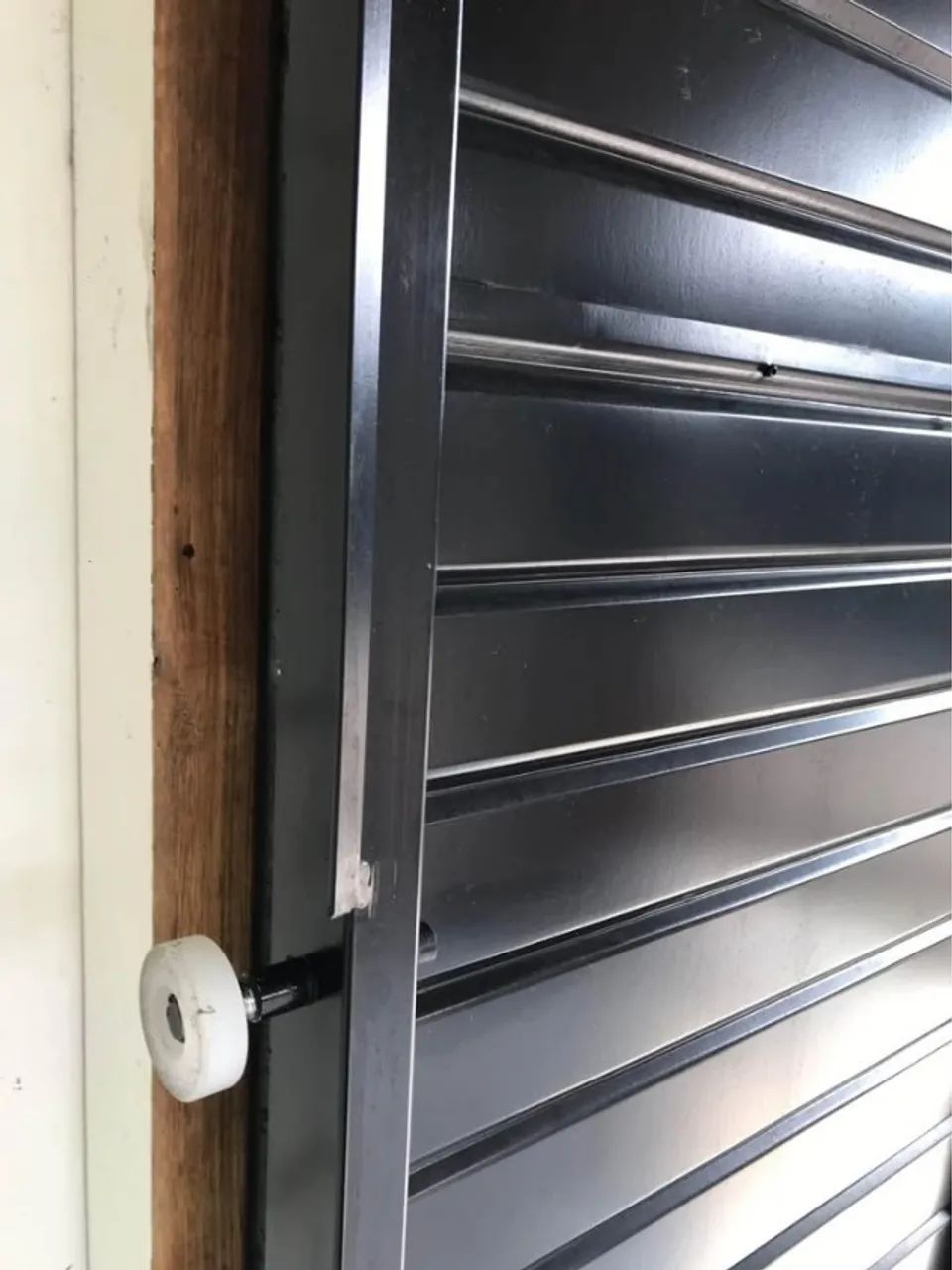 Portão garagem com portão social embutido, pintura eletrostática 2,62 largura, 2,52 altura - Foto 2