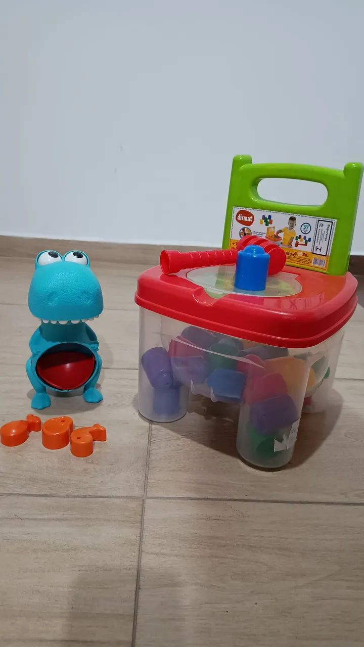 Brinquedos - Dinossauro e Cadeirinha bate-bate pinos