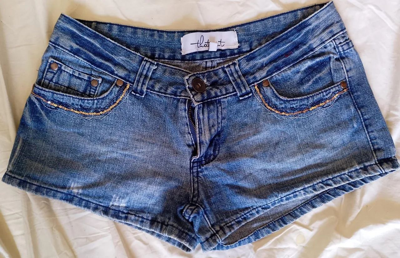 Short jeans com detalhes em paetê