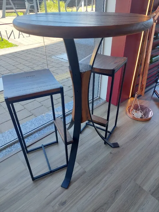 MESA BISTRÔ ESTILO INDUSTRIAL e 2 BANQUETAS