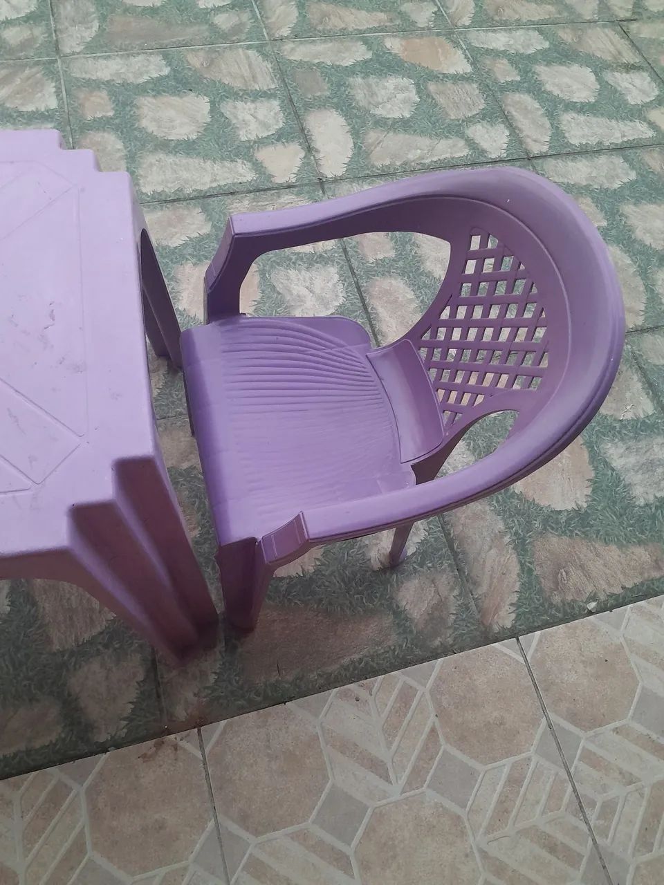 Cadeira e mesa infantil lilás