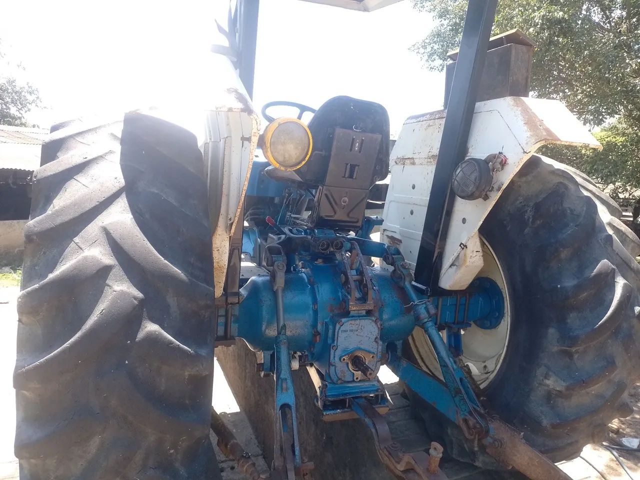 Trator New Holland 4630 - Tratores e máquinas agrícolas - Areia
