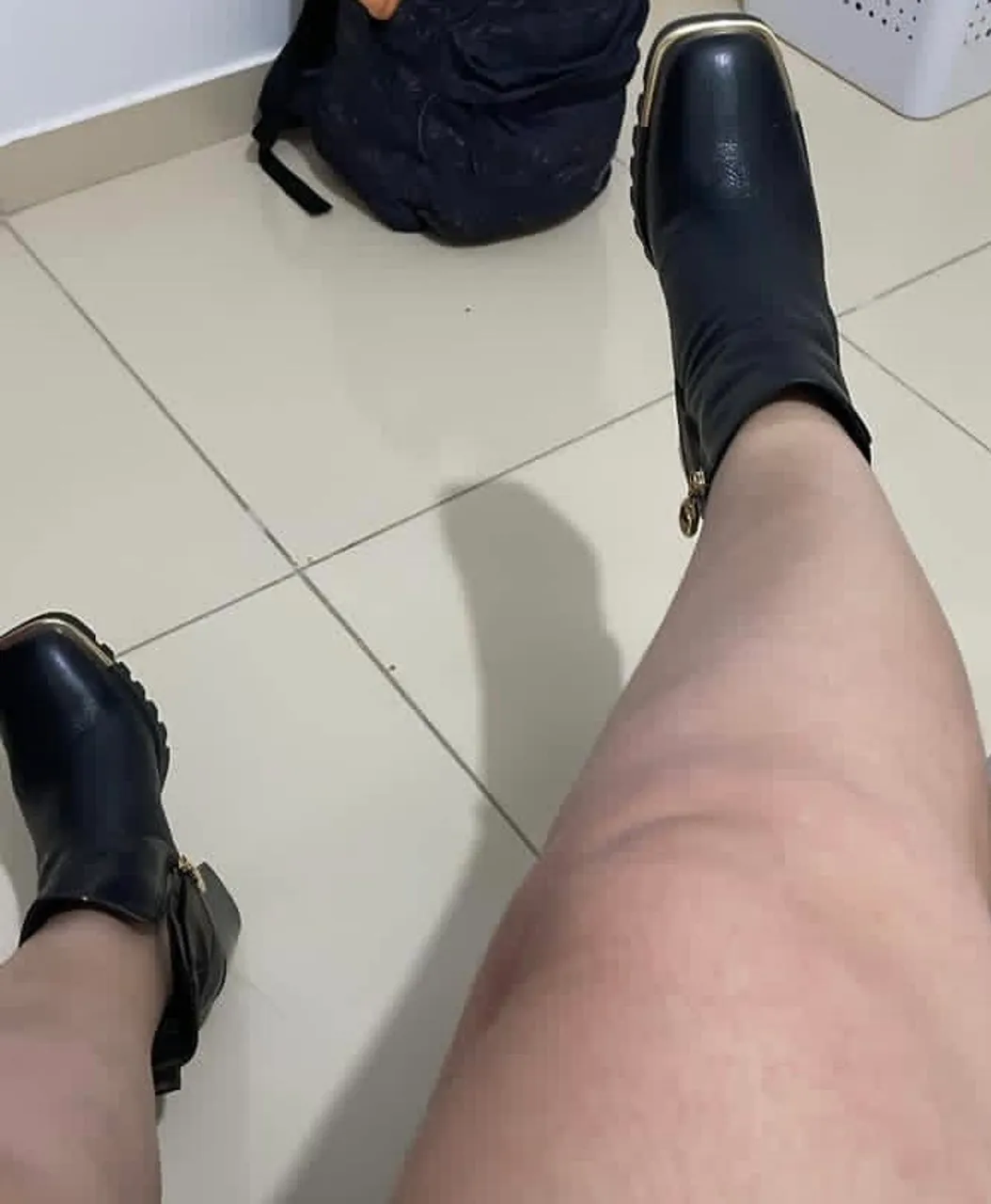 Bota Preta Feminina com Detalhes Dourados