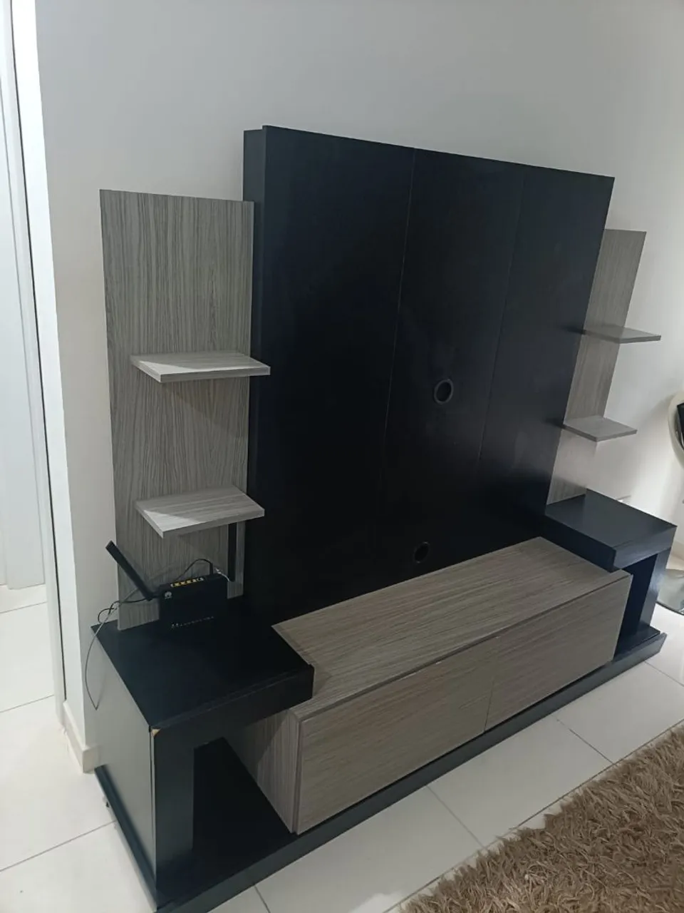 Painel de TV moderno com prateleiras e gavetas