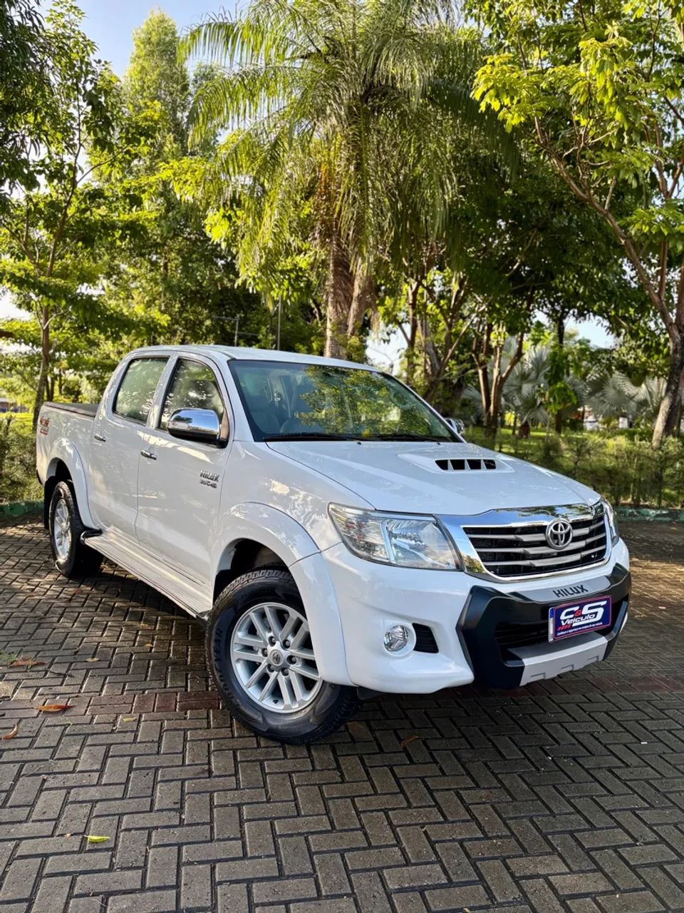 Toyota Hilux srv 2013 revisada com pneus novos
