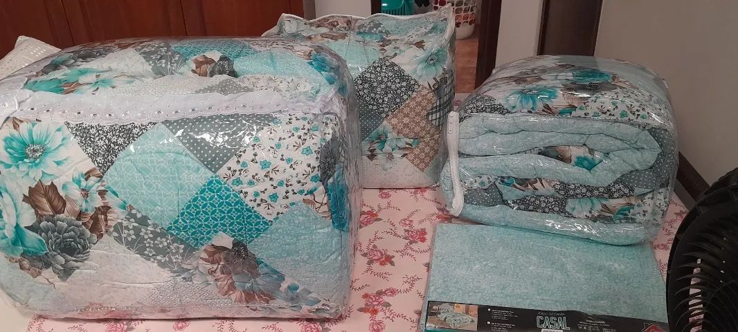 Conjunto roupa de cama casal NOVO. Colcha+ travesseiros+2 edredons e lençol. - Foto 2