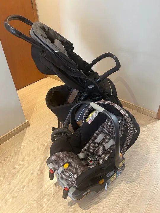Carrinho de Bebê + Bebê Conforto  - Marca Chicco