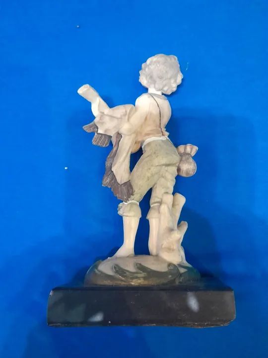 Estátua de menino tocando instrumento - Foto 3