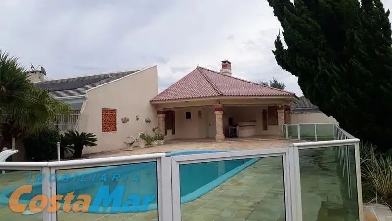 Belíssima residência com piscina, próxima a praia. Venha conferir! - Foto 2