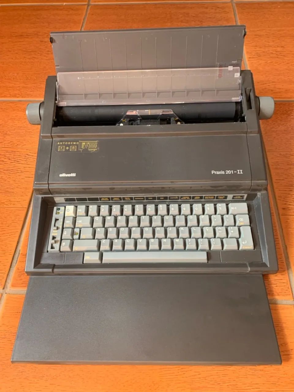 Máquina de Escrever Olivetti Praxis 201-II - Foto 2