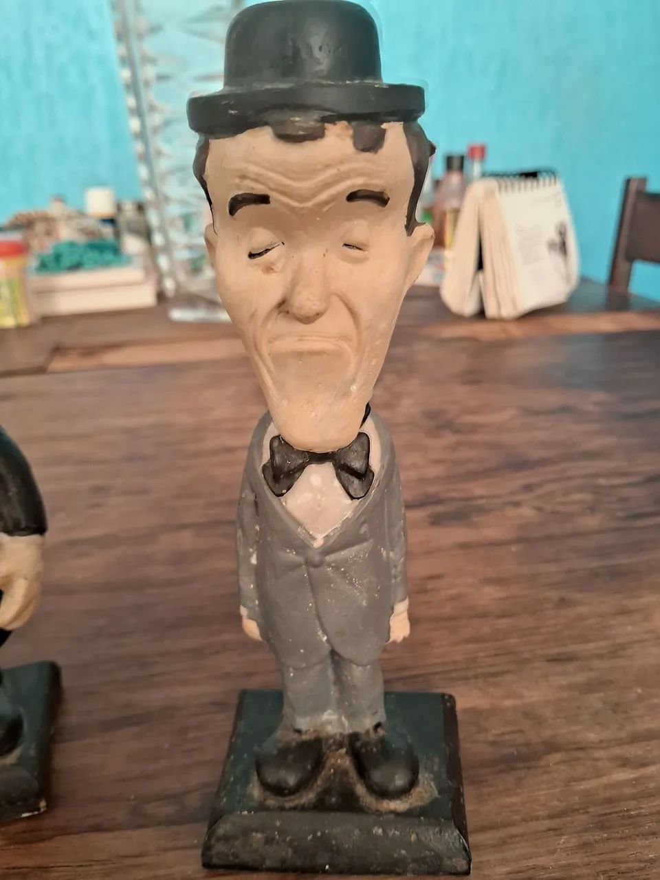 Dupla de Esculturas do Comediante Laurel e Hardy - Foto 6