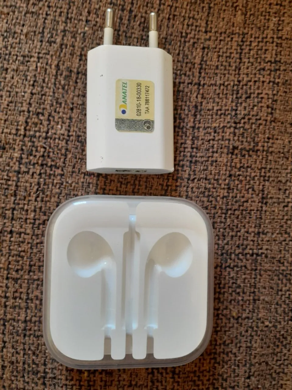 Carregador original da Apple (do 5 ao 8), + caixa dos fones (vazia). Leiam minunciosamente