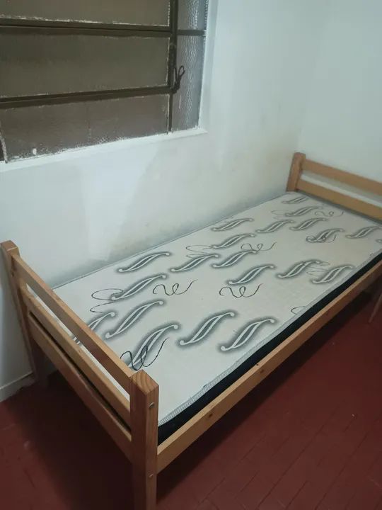Cama de solteiro em madeira usada 