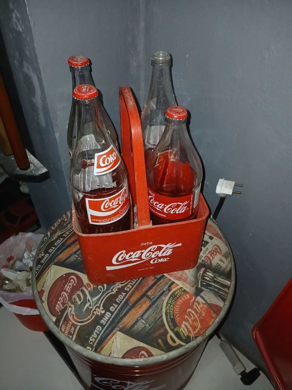 Engradado antigo com garrafas Coca-Cola 