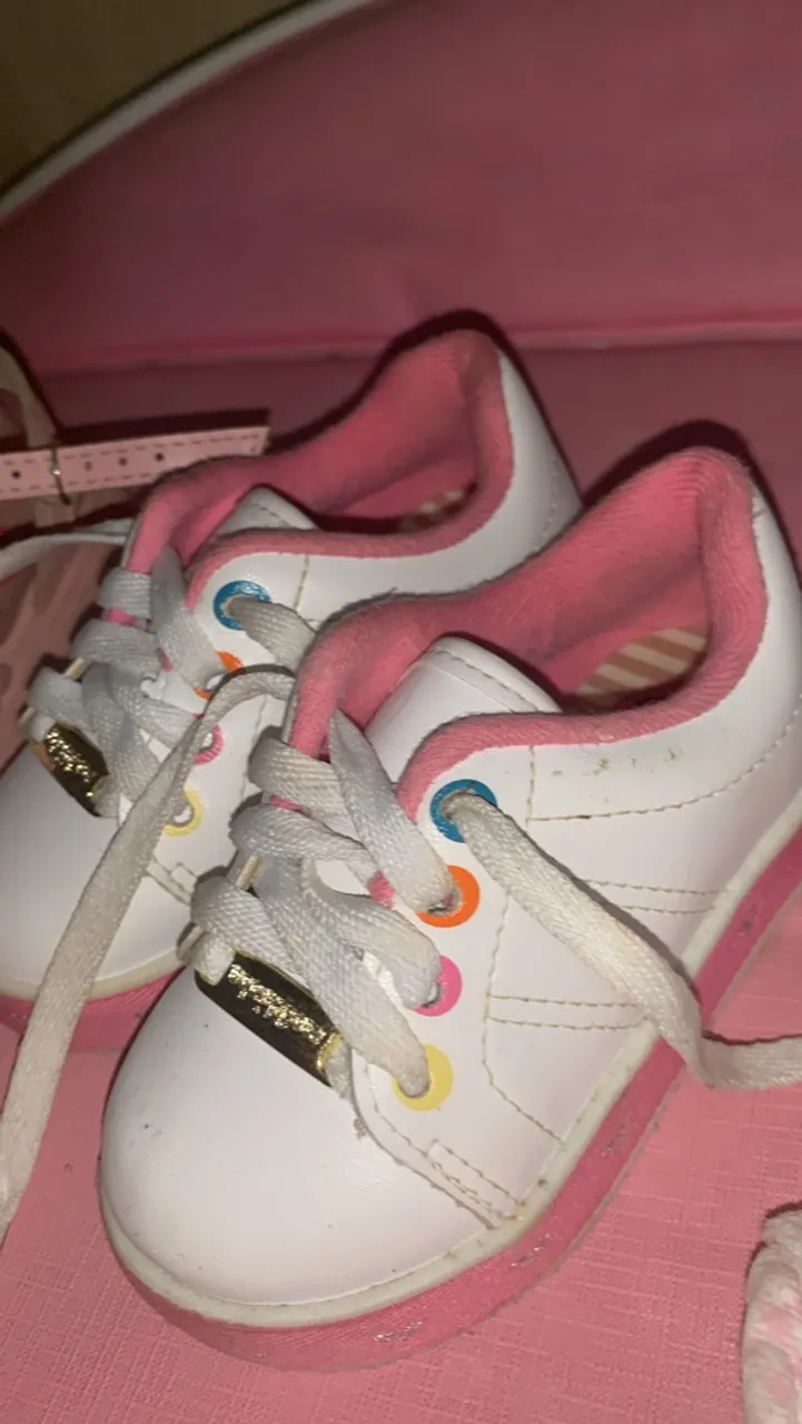 Tênis infantil branco com detalhes rosa