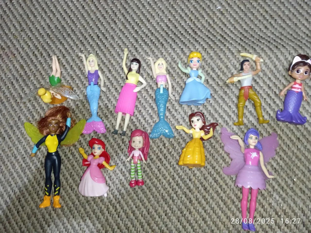 Bonecas pequenas diversas. Kit com 12 exemplares. - Foto 2