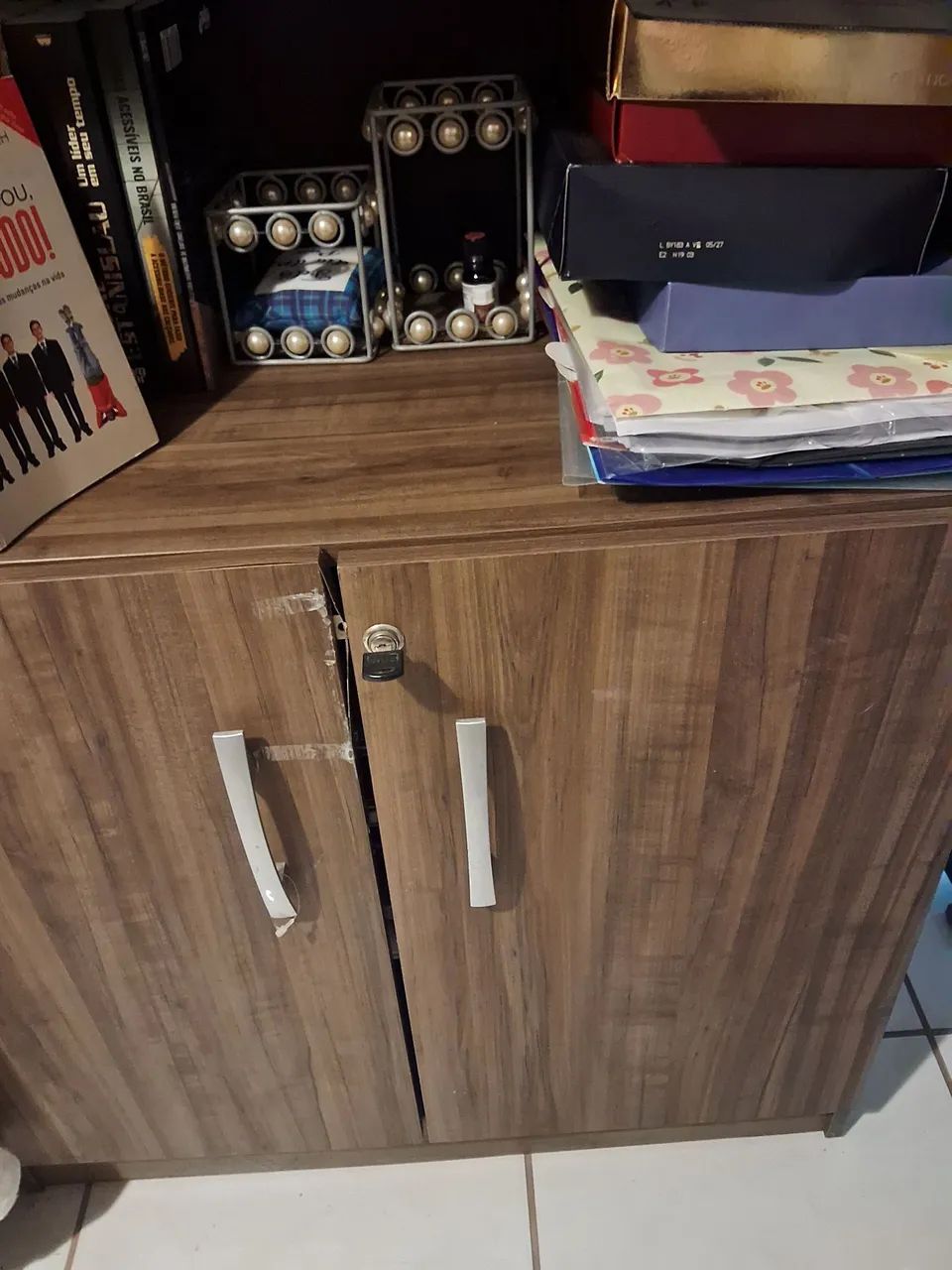 Mesa de escritório e estante.64520782012163122