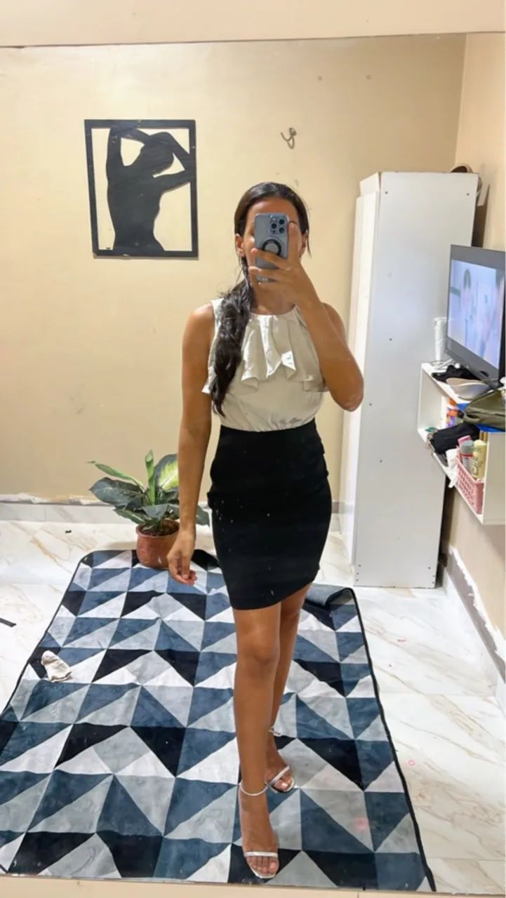 Conjunto Saia Preta e Blusa Bege - Foto 2