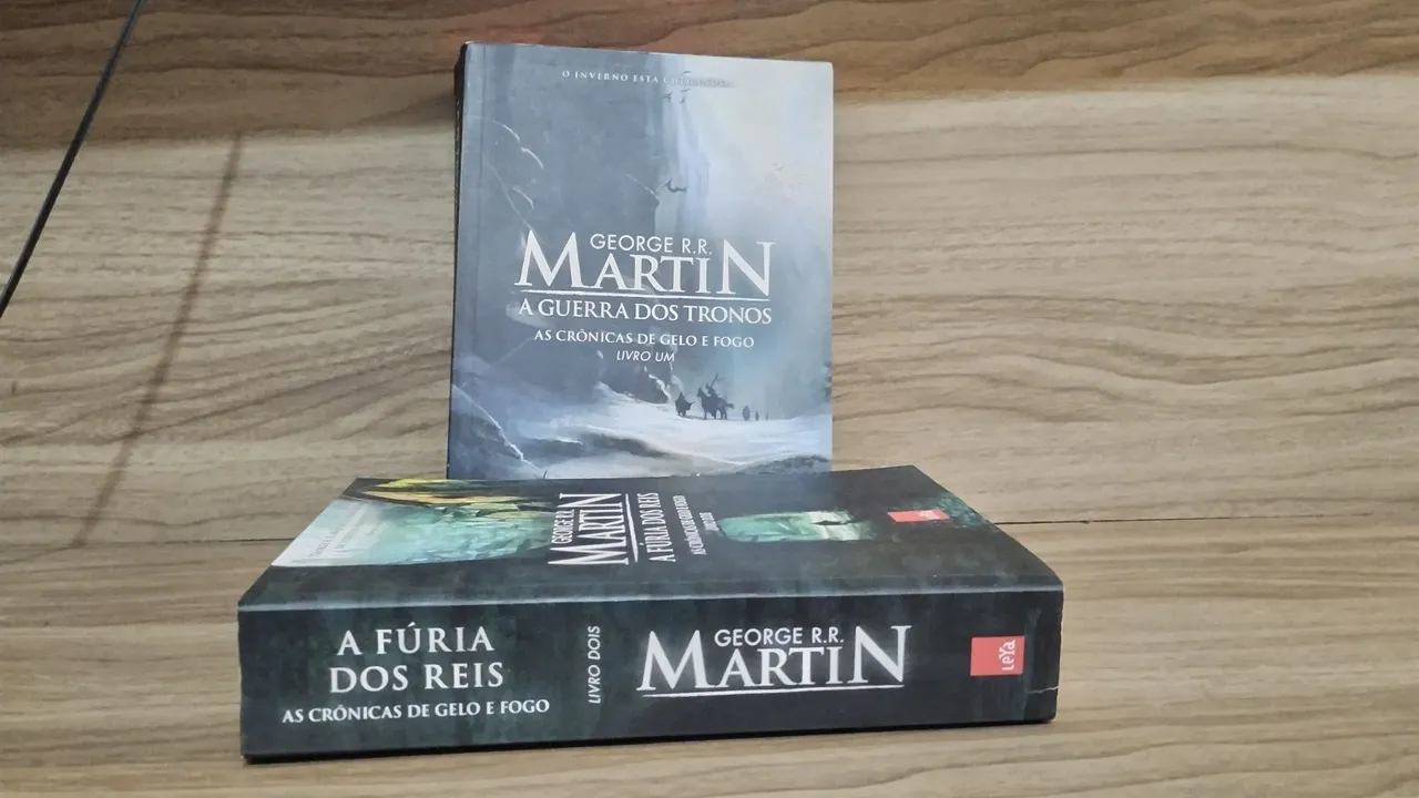 2 Livros Game of Thrones - Crônicas de Gelo e Fogo